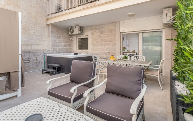 One BDR with a Huge Terrace