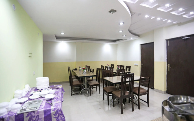 OYO 4184 Hotel Raj