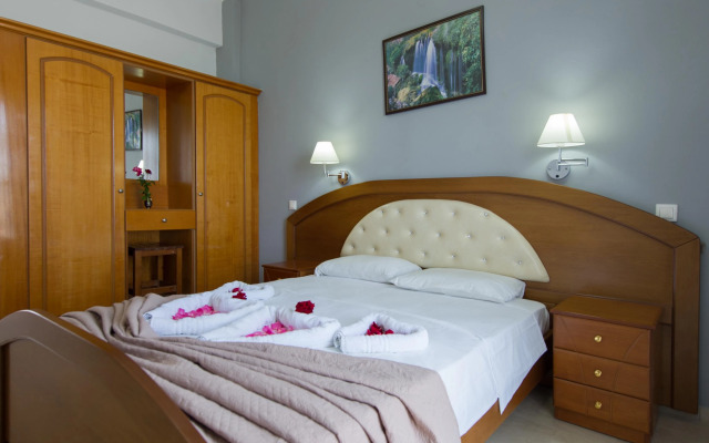 Makis Studios & Apartments
