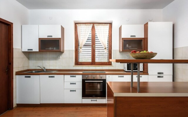 Stunning Home in Liznjan With Wifi and 3 Bedrooms