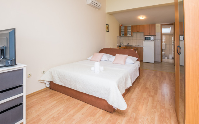 Beachfront Apartment Mira 3