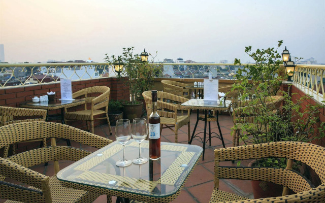Lucky 3 Hotel & Travel