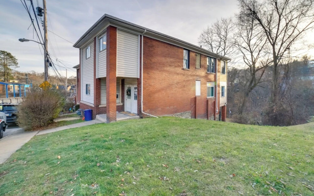 5 Mi to Dtwn: Pittsburgh Apt w/ Balcony