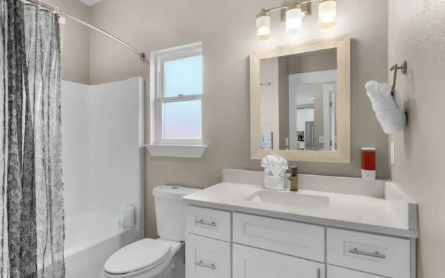 Cozy 4-br Beachside Escape