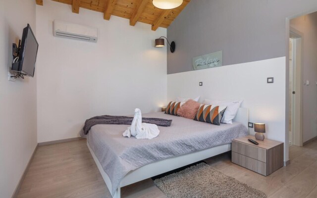 Awesome Home in Stinjan with Hot Tub, WiFi & 4 Bedrooms