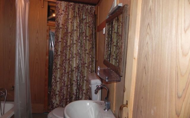 Shabrose Heritage Houseboats