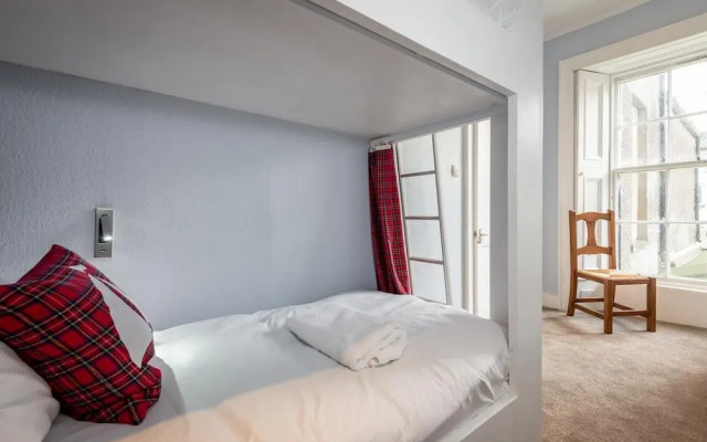 Market Street Apartment Sleeps 6