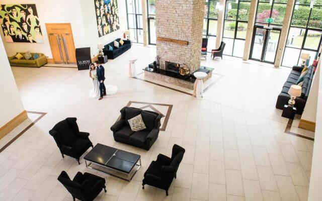 La Mon Hotel And Country Club