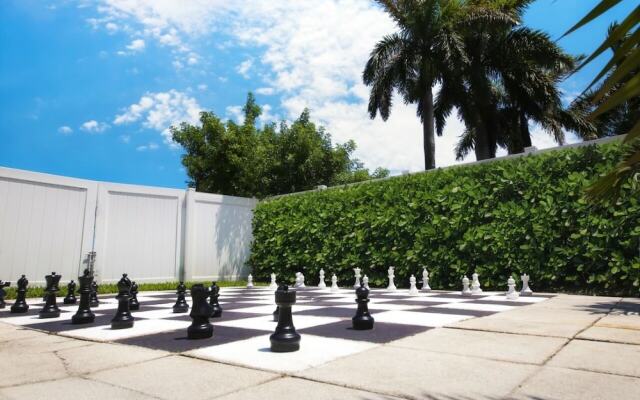 Astonishing Bayshore Villa with Pool