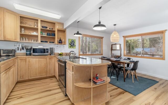 Rhodie House 3 Bedroom Home by NW Comfy Cabins by RedAwning