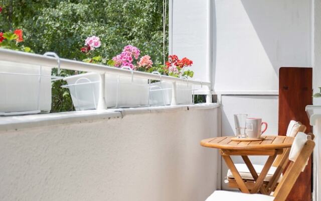 Bright 2bdr Apartment With a Balcony