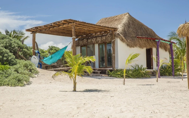 Room in Bungalow - El Secrereto Ocean Front Cabin