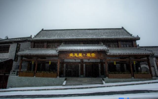 Sitting in Wangli Guanluan Homestay
