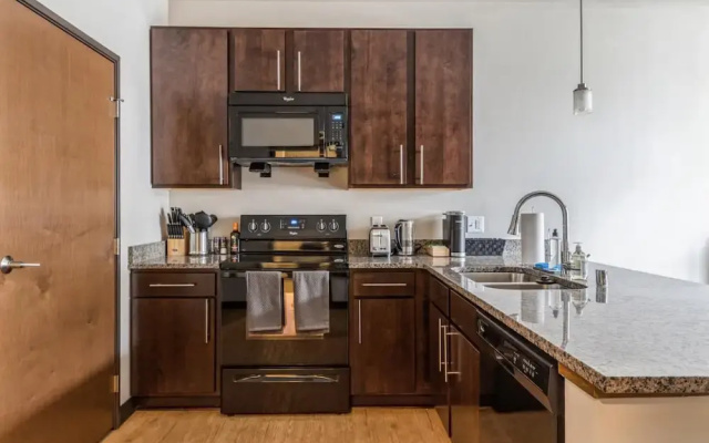 Milwaukee Fabulous 1BD 1BA Downtown Apartment