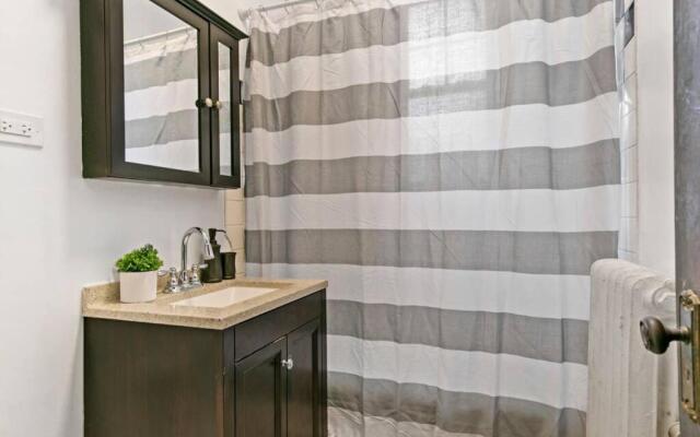 Great Price & Top Location, Comfy 1BR Apt for 4