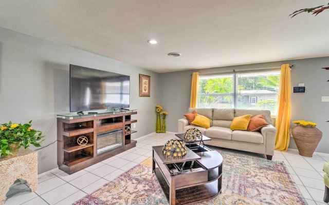 Peaceful Venice Villa w/ Patio - 2 Miles to Beach!