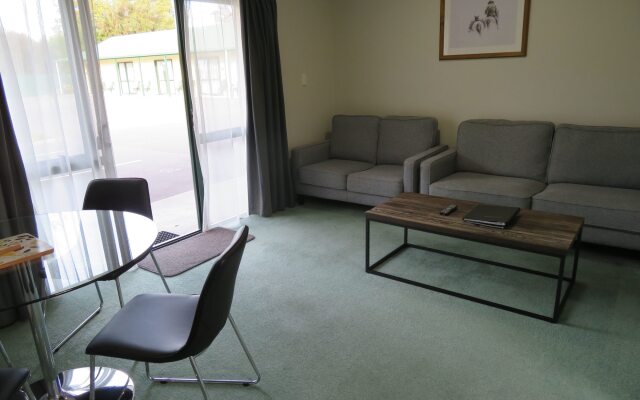 Commodore Court Motel