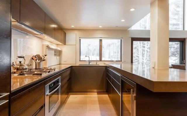 Northwoods Luxury Condo Close to Chairlift by RedAwning