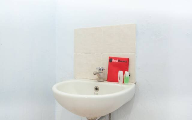 RedDoorz near Plaza Araya