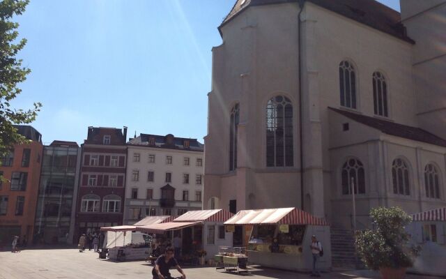 Bright Apartment With Balcony Outside the City Centre of Regensburg