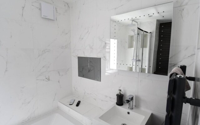 Luxury 3-bed Apartment in Bournemouth Nr Beach
