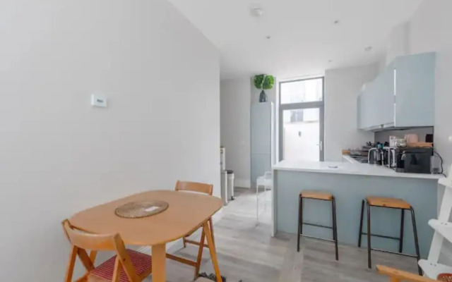 Chic 1BD Flat W/patio - 2 Mins From Baron's Court!