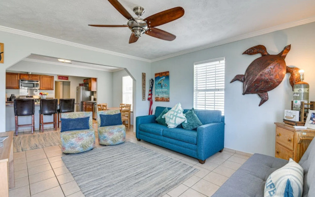 Convenient Galveston Home < 1 Mi to Beach!