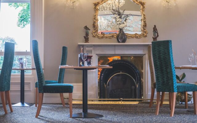 Отель Oaklands Hall