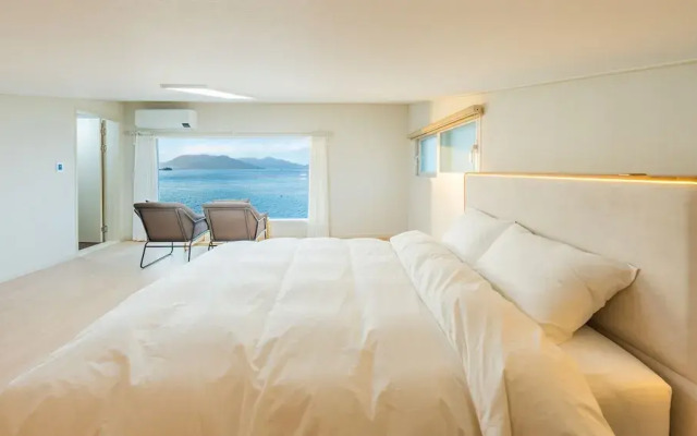 Geoje Daol Pool Villa Pension
