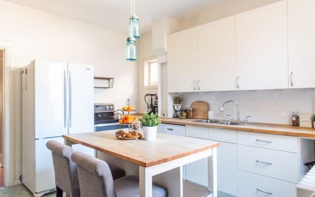 QuickStay - Stunning City Retreat (5-Bedroom House)