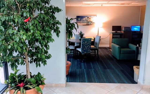 Tropical Winds Oceanfront Hotel
