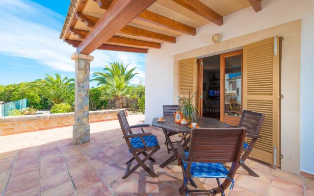 BARCELO-DANUS - Chalet with terrace in Porto Colom. Free WiFi