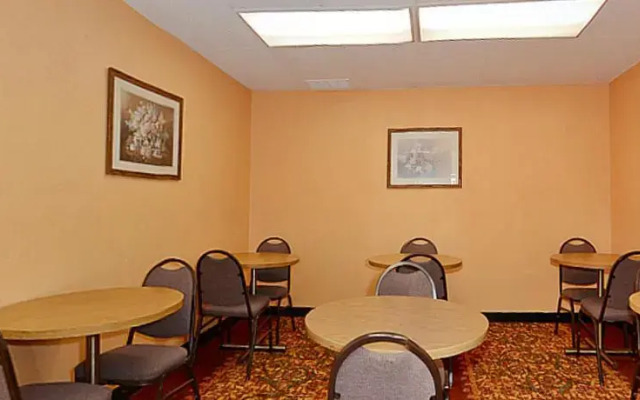 Americas Best Value Inn Bloomington - фото 5