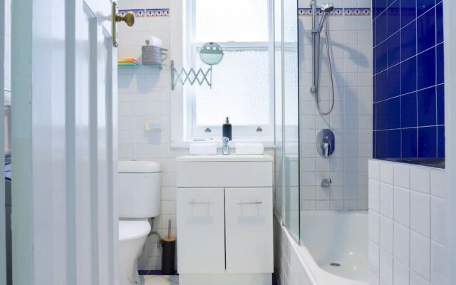 2 Bedroom Gorgeous Art Deco Classic Near CBD
