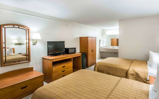 B&B HOTEL Jacksonville Airport – Newly Renovated!