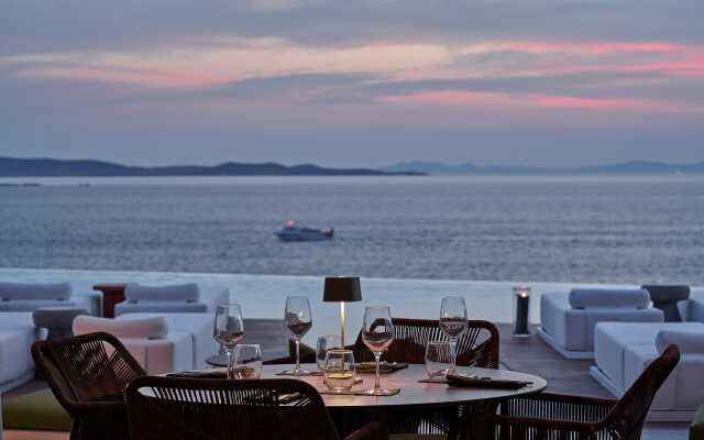 Kouros Hotel & Suites
