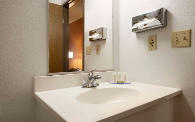 Super 8 by Wyndham Peoria