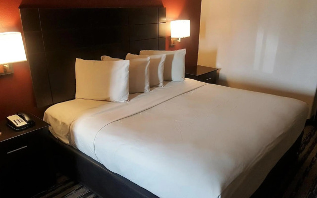 Red Roof Inn & Suites Houston - Humble/IAH Airport