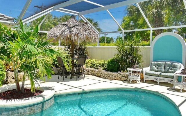 Private Home and Guesthouse With Courtyard, Pool and spa