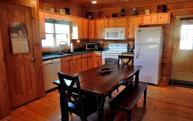 Limerick Lodge 3 Bedrooms 3.5 Bathrooms Cabin