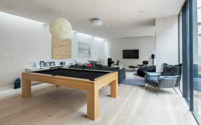 Blythe Road by Onefinestay