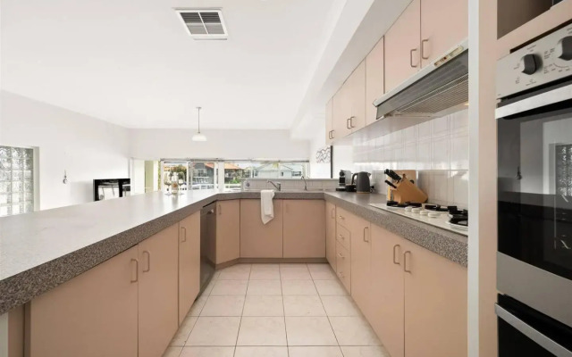 Canal Home -Close to Beach and City Centre