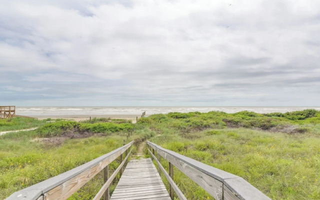 Oceanfront Home w/ Beach Access in Galveston
