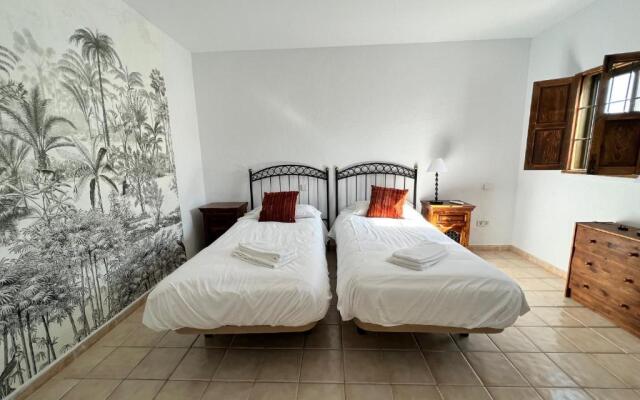 Villa 5 beds with private pool near Estepona - 5007