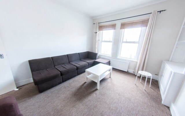 Bright, Spacious 1BR Flat for 2 in Walham