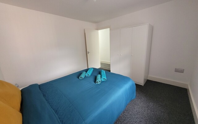 Lovely 2-bed Fully Refurbished House in London