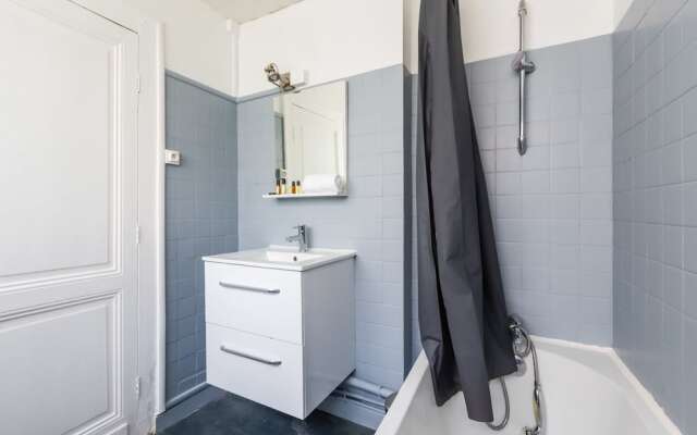 Homely Apartment Near Place de la Victoire