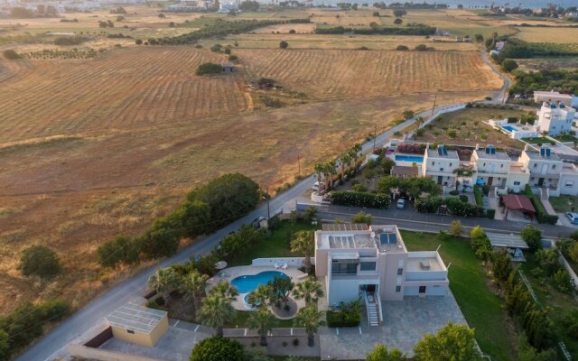 Xenos Villa 2 With 5 Bedrooms , Private Swimming Pool, Near the sea in Tigaki