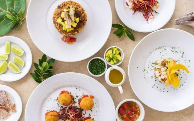 Los Corales Beach Front E101