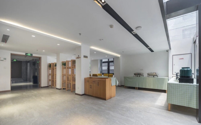 Happy Lane Hotel